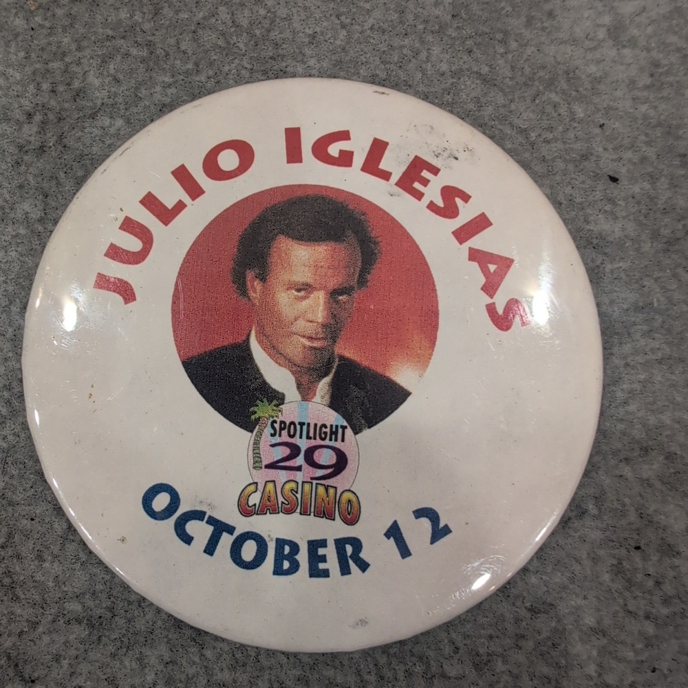 Julio Iglesias Spotlight 29 Casino October 12 Commemorative Pin Button Vintage - Picture 1 of 2